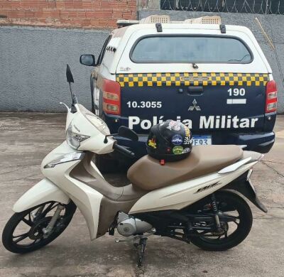 Imagem da notícia Através da identificação de moto, dupla é presa por furto e receptação de televisão em Paranaíba